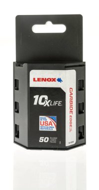 Winneconne, WI - 18 Kasım 2023: Karpit kenarlı bir lenox tıraş bıçağı paketi