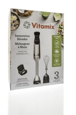 Winneconne, WI - 2 Aralık 2023: İzole edilmiş bir arkaplanda bir Vitamix batırma blenderi paketi
