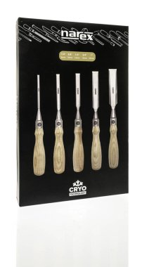 Winneconne, WI - 10 Aralık 2023: İzole edilmiş bir arkaplanda bir Narex keski paketi