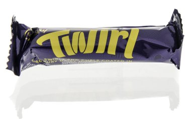 Winneconne, WI - 23 Aralık 2023: İzole edilmiş bir arkaplanda bir paket Cadbury çikolatası.
