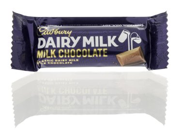 Winneconne, WI - 23 Aralık 2023: İzole edilmiş bir arkaplanda bir paket Cadbury sütlü çikolata.