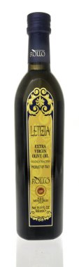 Winneconne, WI - 5 Ocak 2024: İzole edilmiş arka planda bir şişe Azienda Rollo Letizia ekstra bakire zeytinyağı.