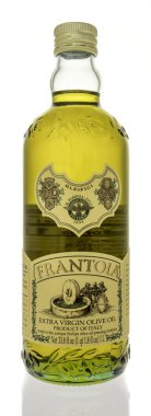 Winneconne, WI - 5 Ocak 2024: İzole edilmiş arka planda bir şişe ekstra bakire zeytinyağı.