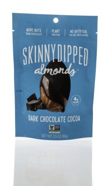 Winneconne, WI - 5 Ocak 2024: Bir paket Skinny Dipped Bamonds izole edilmiş arka planda koyu çikolatalı kakao atıştırmalığı.