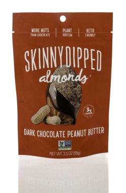 Winneconne, WI - 5 Ocak 2024: Bir paket Skinny Dipped Bamonds izole edilmiş arka planda çikolatalı fıstık ezmesi..