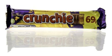 Winneconne, WI - 9 Ocak 2024: İzole edilmiş arkaplanda bir paket Cadbury crunchie çikolatası.