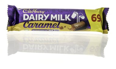 Winneconne, WI - 9 Ocak 2024: İzole edilmiş bir arkaplanda bir paket Cadbury sütlü karamel çikolata.