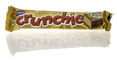 Winneconne, WI - 9 Ocak 2024: İzole edilmiş arkaplanda bir paket Cadbury crunchie çikolatası.