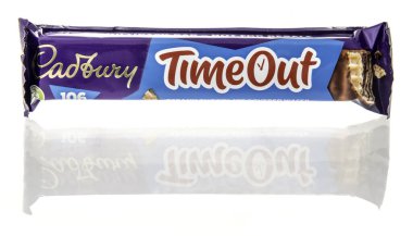 Winneconne, WI - 9 Ocak 2024: Bir paket Cadbury Time Out çikolatası izole edilmiş arka plan.