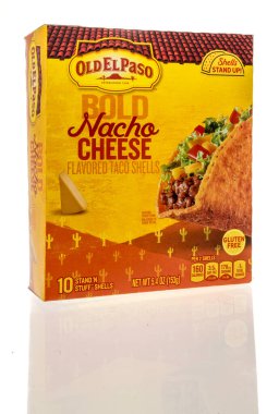 Winneconne, WI - 10 Şubat 2024: Tenha bir arkaplan üzerinde kalın bir paket Old El Paso peynirli tako kabuğu.
