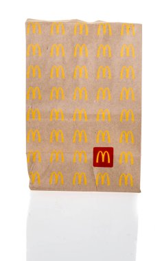 Winneconne, WI - 20 Şubat 2024: İzole edilmiş bir arkaplan üzerine bir McDonalds çantası paketi.
