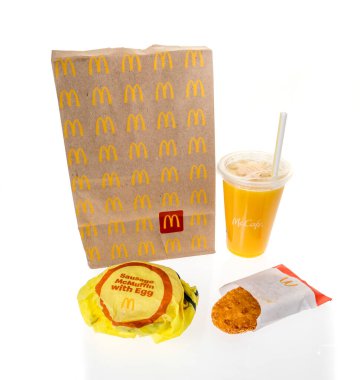 Winneconne, WI - 20 Şubat 2024: Bir paket McDonalds kahvaltısı portakal suyu hashbrown ve sosisli yumurtalı McMuffin içeren izole bir arka plan.