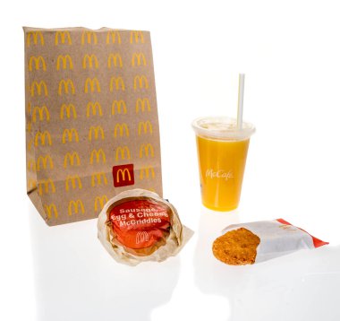 Winneconne, WI - 20 Şubat 2024: Bir paket McDonalds kahvaltısı portakal suyu hashbrown ve sosis yumurtalı peynirli Mcızgara.