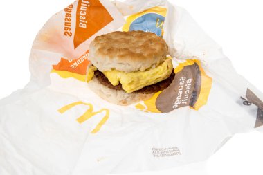 Winneconne, WI - 20 Şubat 2024: Bir paket McDonalds sosis bisküvisi izole edilmiş arka planda bir ambalajda yumurtalı.