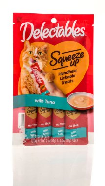 Winneconne, WI - 9 Mart 2024: Bir paket Lezzetli Ton balığını izole edilmiş bir arkaplanda sıkıştırmak.