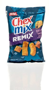 Winneconne, WI - 9 Mart 2024: İzole edilmiş arka planda bir Chex mix remix lezzetli taco paketi.