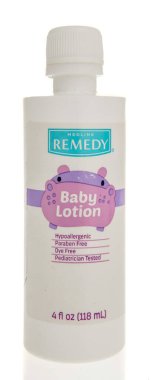 Winneconne, WI - 9 Mart 2024: Bir şişe Medline izole edilmiş arka planda bebek losyonu ortaya çıkardı.