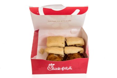 Winneconne, WI - 23 Mart 2024: İzole edilmiş bir arka planda Chick Fil A Chick n mini paketi.