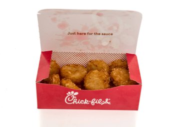 Winneconne, WI - 23 Mart 2024: İzole edilmiş arka planda bir paket Chick Fil A esrar.