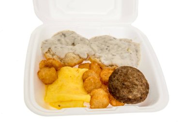 Winneconne, WI - 30 Mart 2024: Bir paket Hardees kahvaltı tabağı bisküvi soslu, haşlanmış, sosisli, çırpılmış yumurta kahvaltısı.