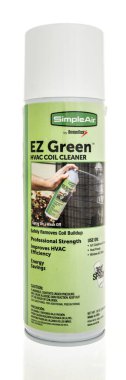 Winneconne, WI - 26 Nisan 2024: Bir kutu sade hava ez yeşil klima bobini izole edilmiş arka planda köpük temizleyici.