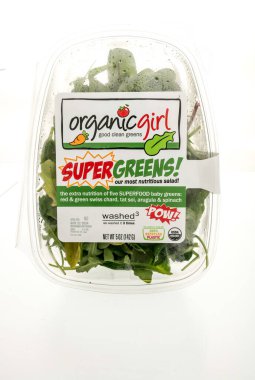 Winneconne, WI - 26 Nisan 2024: İzole edilmiş bir arkaplanda organik kız süper sebze salatası paketi.