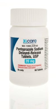 Winneconne, WI - 26 Nisan 2024: Bir şişe XLcare pantoprazole sodyum izole edilmiş arka planda bırakılmış tabletler.