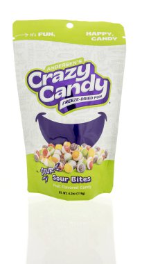 Winneconne, WI - 27 Nisan 2024: Bir paket Anderson çikolatası izole edilmiş arka planda dondurulmuş kuru ekşi atıştırmalık..