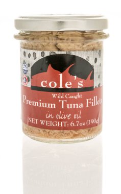 Winneconne, WI - 27 Nisan 2024: Bir kavanoz Coles, izole edilmiş arka planda zeytinyağında özel ton balığı filetosu yakaladı.