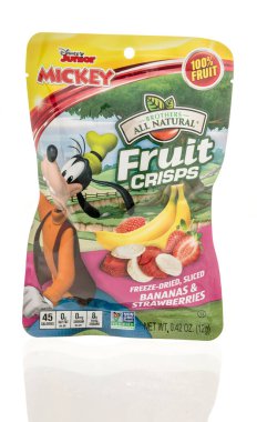 Winneconne, WI - 27 Nisan 2024: Kardeşler 'in tüm doğal meyve cipsleri dondurulmuş atıştırmalık Disney Junior' ı izole edilmiş bir arka planda donduruyor.