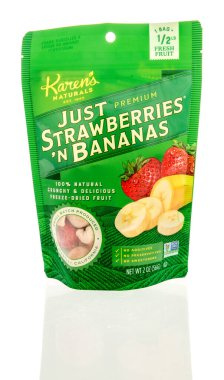 Winneconne, WI - 27 Nisan 2024: Bir paket Karens doğallığı izole edilmiş arka planda sadece çilek ve muz dondurulmuş atıştırmalık.