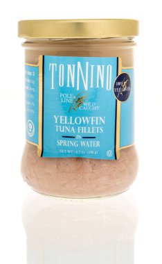 Winneconne, WI - 27 Nisan 2024: Bir kavanoz Tonnino sırık hattı, yalıtılmış bir arka planda özel sarı yüzgeçli ton balığı filetosu yakaladı.