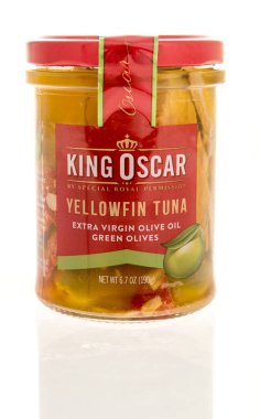 Winneconne, WI - 27 Nisan 2024: Bir kavanoz King Oscar özel kraliyet izni sarı yüzgeçli ton balığı filetosu.