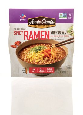 Winneconne, WI - 27 Nisan 2024: Bir paket Annie Chuns Kore usulü baharatlı ramen çorbası..