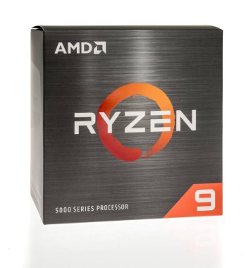 Winneconne, WI - 5 Mayıs 2024: İzole edilmiş bir arka plan üzerinde bir AMD Ryzen merkezi işlemci paketi.