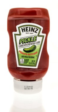 Winneconne, WI - 22 Haziran 2024: Bir şişe Heinz turşulu domates aromalı ketçap.