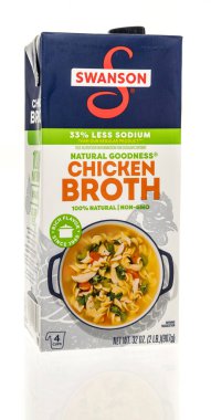 Winneconne, WI - 22 Haziran 2024: İzole edilmiş arka planda bir paket Swason tavuk suyu.