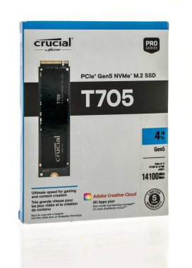 Winneconne, WI - 22 Haziran 2024: İzole edilmiş bir arkaplanda Crucial T705 PCIe gen5 nvme ssd paketi.