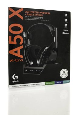 Winneconne, WI - 22 Haziran 2024: İzole edilmiş arka planda bir Logitech astro A50 X oyun kulaklığı paketi.