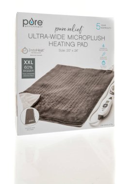 Winneconne, WI - 25 Haziran 2024: İzole edilmiş bir arkaplanda saf zenginleştirme mikro pelüş ısıtma yastığı paketi.