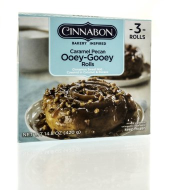 Winneconne, WI - 25 Haziran 2024: Bir paket Cinnabon karamel pekan cevizli yalıtılmış arka planda yapışkan rulo.
