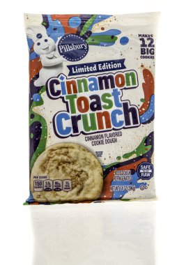 Winneconne, WI - 25 Haziran 2024: Tarçın pişirmeye hazır bir Pillsbury paketi, izole bir arka planda kızarmış ekmek.