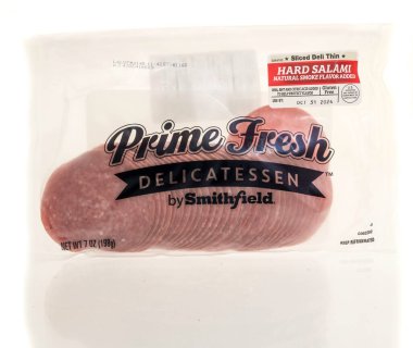 Winneconne, WI - 3 Ağustos 2024: Bir paket Smithfield taze sert salamı izole edilmiş arka planda.