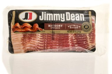 Winneconne, WI - 3 Ağustos 2024: Bir paket Jimmy Dean Hickory izole edilmiş arka planda pastırma tüttürdü.