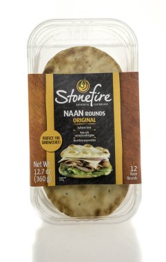 Winneconne, WI - 3 Ağustos 2024: Bir Stonefire paketi izole edilmiş arka planda orijinal düz ekmeği yuvarlıyor.