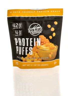 Winneconne, WI - 3 Ağustos 2024: Nacho peyniri aromalı ikiz tepeli protein pufları paketi.