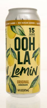 Winneconne, WI - 3 Ağustos 2024: İzole bir arkaplanda bir kutu limonata içeceği.