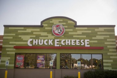 Green Bay, WI - 17 Eylül 2024: Chuck E peynir pizzacısının girişi