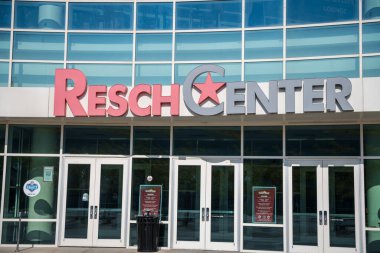 Green Bay, WI - 17 Eylül 2024: Spor, tiyatro ve konser etkinliklerine ev sahipliği yapan Resch Center arenasının girişi