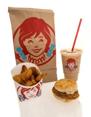 Winneconne, WI - 15 Ekim 2024: Bir paket Wendys ballı tavuk bisküvisi soslu patates dondurmalı soğuk kremalı dondurmalı kahvaltı.